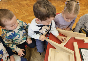 chłopiec dokręca nakrętkę