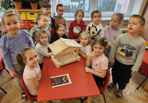 przedszkolaki z karmnikiem