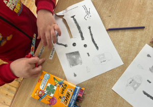 dzieci wycinają elementy Necia