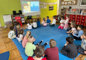 przedszkolaki oglądają bajkę o Neciu