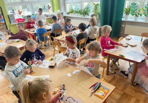 dzieci wycinają elementy Necia