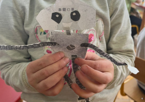 dziecko trzyma swojego Necia