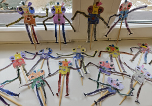 Necio - prace dzieci na patyczkach