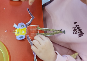 dziecko skleja swojego Necia