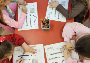 przedszkolaki kolorują swojego Necia