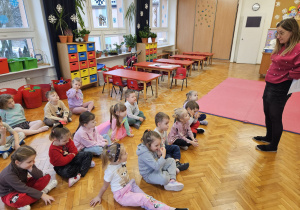 pani Kasia rozmawia z dziećmi