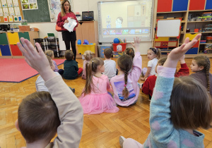 pani Kasia rozmawia z dziećmi