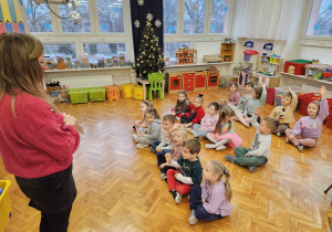 pani Kasia rozmawia z dziećmi