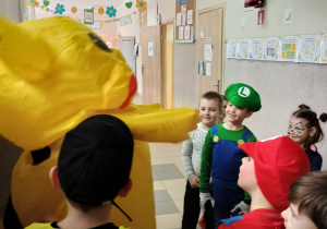 maskotka z przedszkolakami