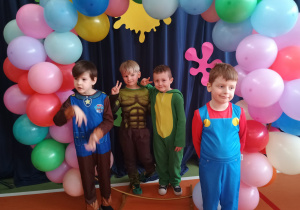 chłopcy pozują do zdjęcia wśród balonów