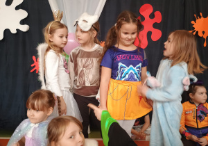 dziewczynki w kostiumach balowych