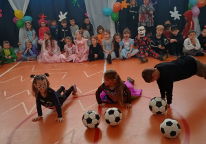 dzieci robia ćwiczenia z piłkami