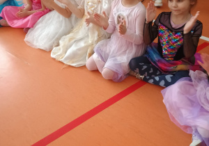 przedszkolaki klaszczą w dłonie