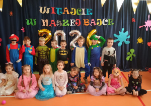 zdjęcie grupowe przedszkolaków na balu