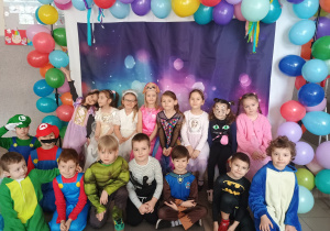 zdjęcie grupowe na tle z balonami