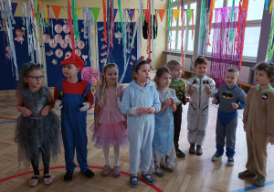 przedszkolaki w kostiumach na balu