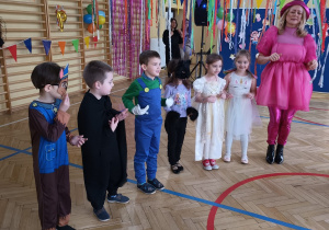 przedszkolaki w kostiumach na balu