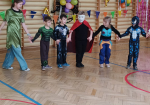 dzieci tańczą w kole