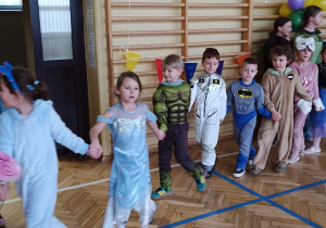 dzieci tańczą w kole