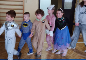 dzieci tańczą w kole