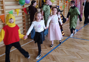 dzieci tańczą w kole