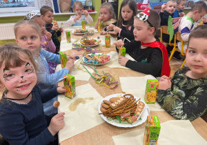 przedszkolaki podczas poczęstunku