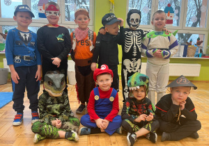 chłopcy w strojach karnawałowych