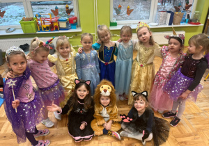 dziewczynki w strojach karnawałowych