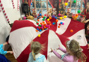 przedszkolaki bawią się z chustą animacyjną
