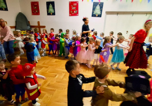 przedszkolaki tańczą tworząc węże