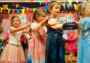 przedszkolaki tańczą tworząc węże