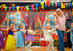 dzieci tańczą w wężu