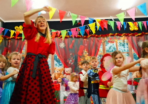 przedszkolaki tańczą tworząc węże