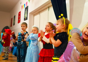 dzieci tańczą ilustrując muzykę ruchem