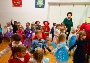 przedszkolaki podczas zabawy