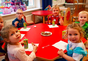 przedszkolaki podczas poczęstunku