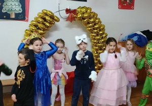 dzieci tańczą w kole