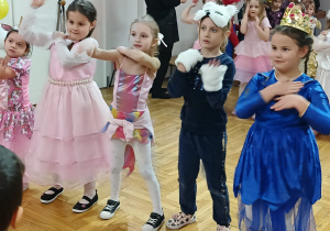 dzieci ilustrują taniec ruchem