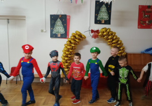 chłopcy trzymają się za ręce w tańcu
