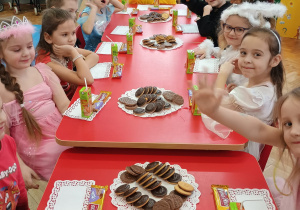 dzieci podczas poczęstunku