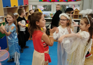 przedszkolaki podczas zabawy