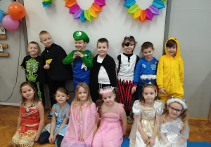 dzieci z grupy VII pozuja do zdjęcia