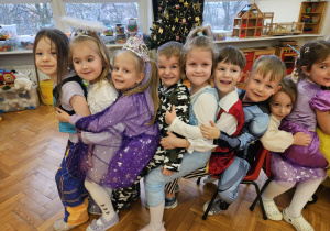 przedszkolaki podczas zabawy z krzesełkami