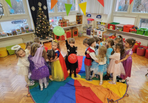 dzieci podczas zabawy w kolory na chuście animacyjnej