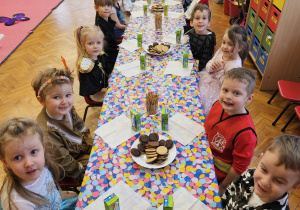 dzieci podczas poczęstunku