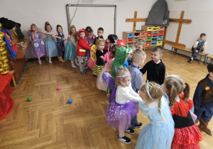 zabawa z przeciąganiem liny