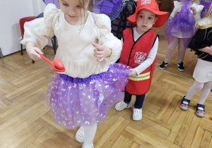 dziewczynka przenosi jajko na łyżce