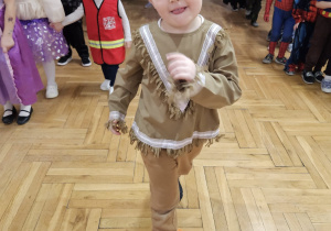 chłopiec jeździ na ścierce z mopa