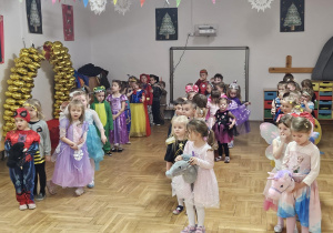 dzieci stoją w rzędach przed zabawą w jazdę na konikach