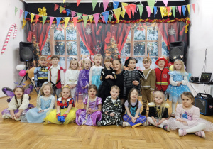 dzieci z grupy VI z nauczycielką